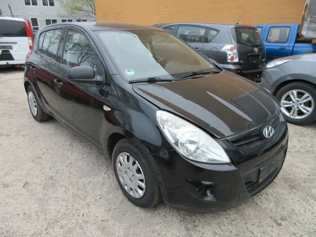 Second-hand Hyundai i20 77 CP (56 kW) 2012 Negru Hatchback