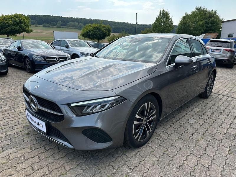 Grau Gebraucht 2024 Mercedes A180 Limousine | 24.900 € (Superpreis) - Bild 1/4
