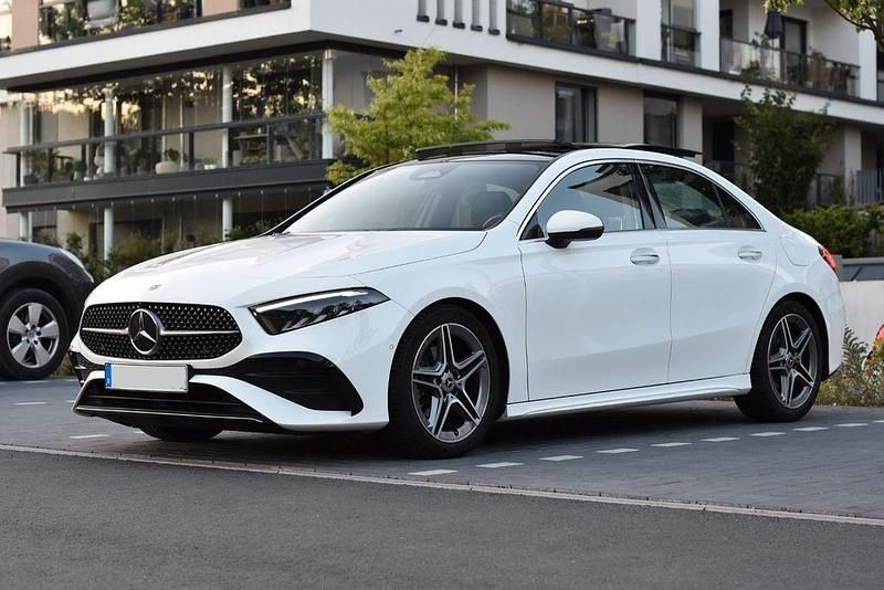 Weiß Gebraucht 2023 Mercedes A180 AMG line Limousine | 24.900 € (Fairer Preis) - Bild 1/4