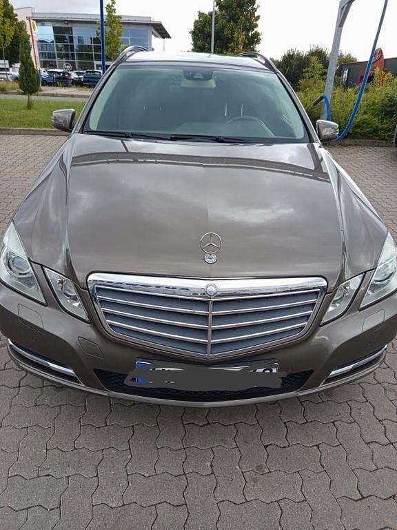Braun Gebraucht 2010 Mercedes E250 Kombi | 9.750 € (Guter Preis) - Bild 1/4