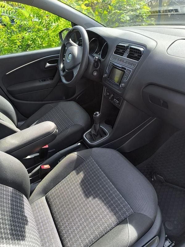 Gebraucht VW Polo Comfortline 75 PS (55 kW) 2015 Blau Kleinwagen