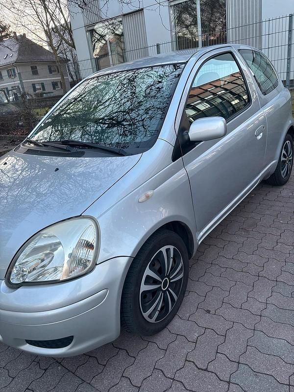Gebraucht Toyota Yaris 80 PS (58 kW) 2004 Silber Kleinwagen