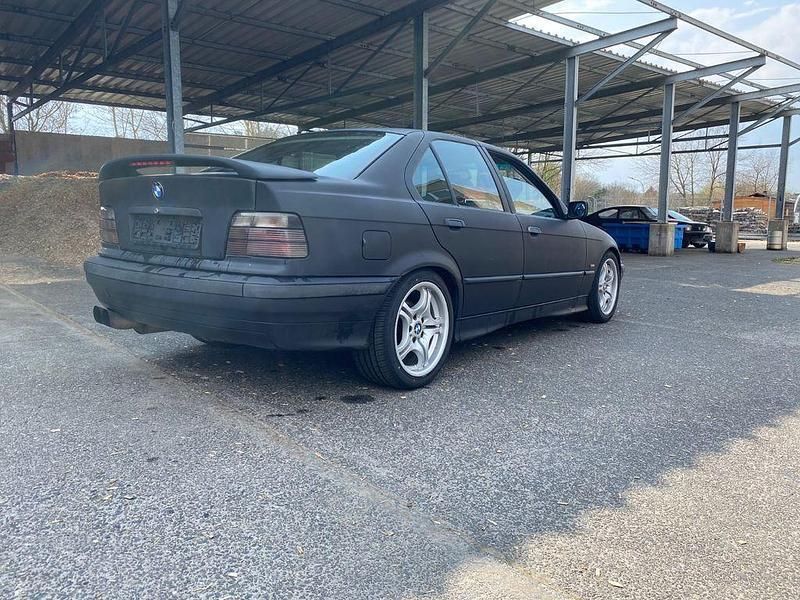 Gebraucht BMW 320 Sport Line 150 PS (110 kW) 1997 Schwarz Limousine