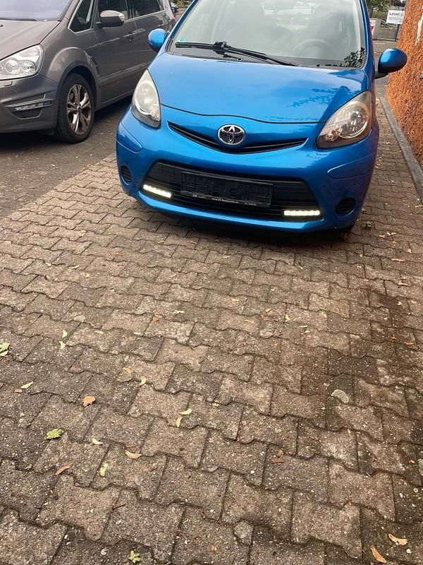 Blau Gebraucht 2013 Toyota Aygo Kleinwagen | 4.500 € (Guter Preis) - Bild 1/4