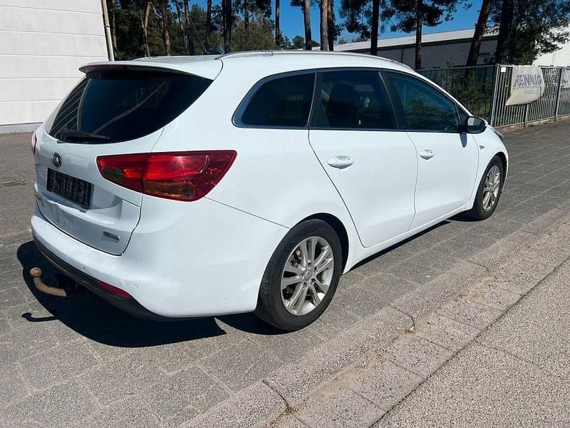 Gebraucht Kia Ceed DREAM-TEAM Edition 128 PS (94 kW) 2014 Weiß Kleinwagen