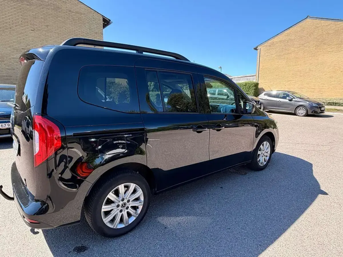 Gebraucht Mercedes T180 Progressive 131 PS (96 kW) 2023 Schwarz Van / Kleinbus