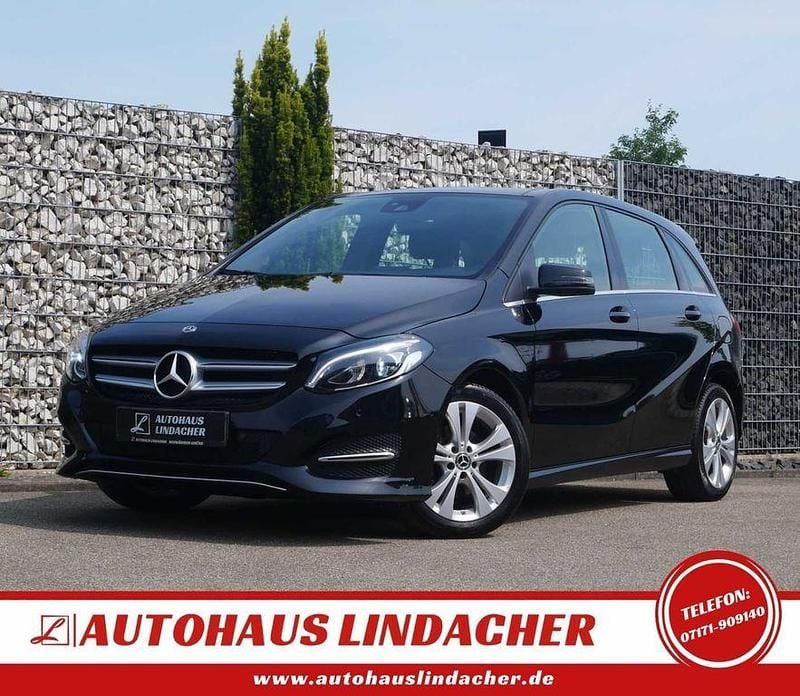 Kosmosschwarz metalliclack Gebraucht 2018 Mercedes B180 Van / Kleinbus | 14.970 € (Guter Preis) - Bild 1/4