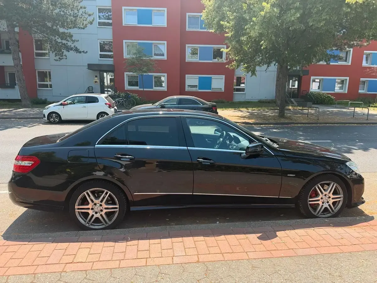 Gebraucht Mercedes E350 Avantgarde 265 PS (194 kW) 2012 Schwarz Limousine