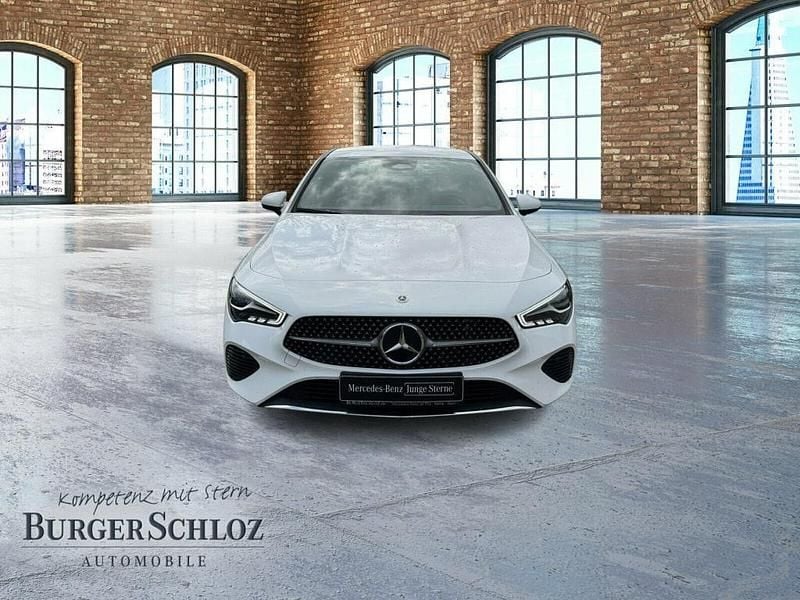 Gebraucht Mercedes CLA180 136 PS (100 kW) 2024 Unilack polarweiß Limousine