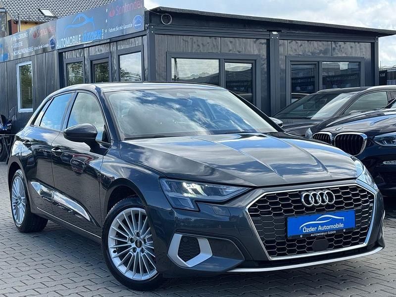 Grau Gebraucht 2022 Audi A3 Sportback Advanced Limousine | 23.790 € (Fairer Preis) - Bild 1/4