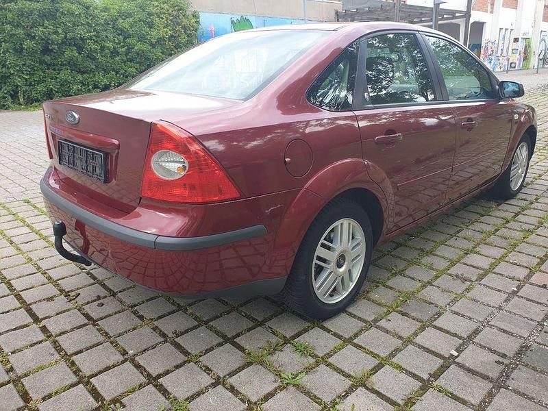 Używany Ford Focus Ghia 116 KM (85 kW) 2005 Czerwony Sedan/Limuzyna