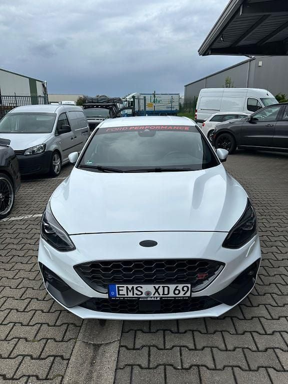 Weiß Gebraucht 2019 Ford Focus ST Limousine | 21.100 € (Fairer Preis) - Bild 1/4