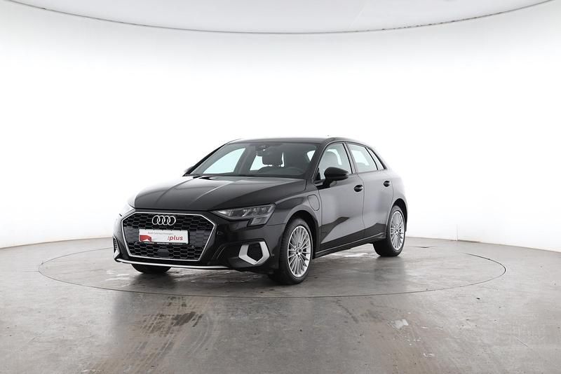 Brillantschwarz Gebraucht 2021 Audi A3 Sportback e-tron Advanced Plus Kleinwagen | 22.470 € (Fairer Preis) - Bild 1/4