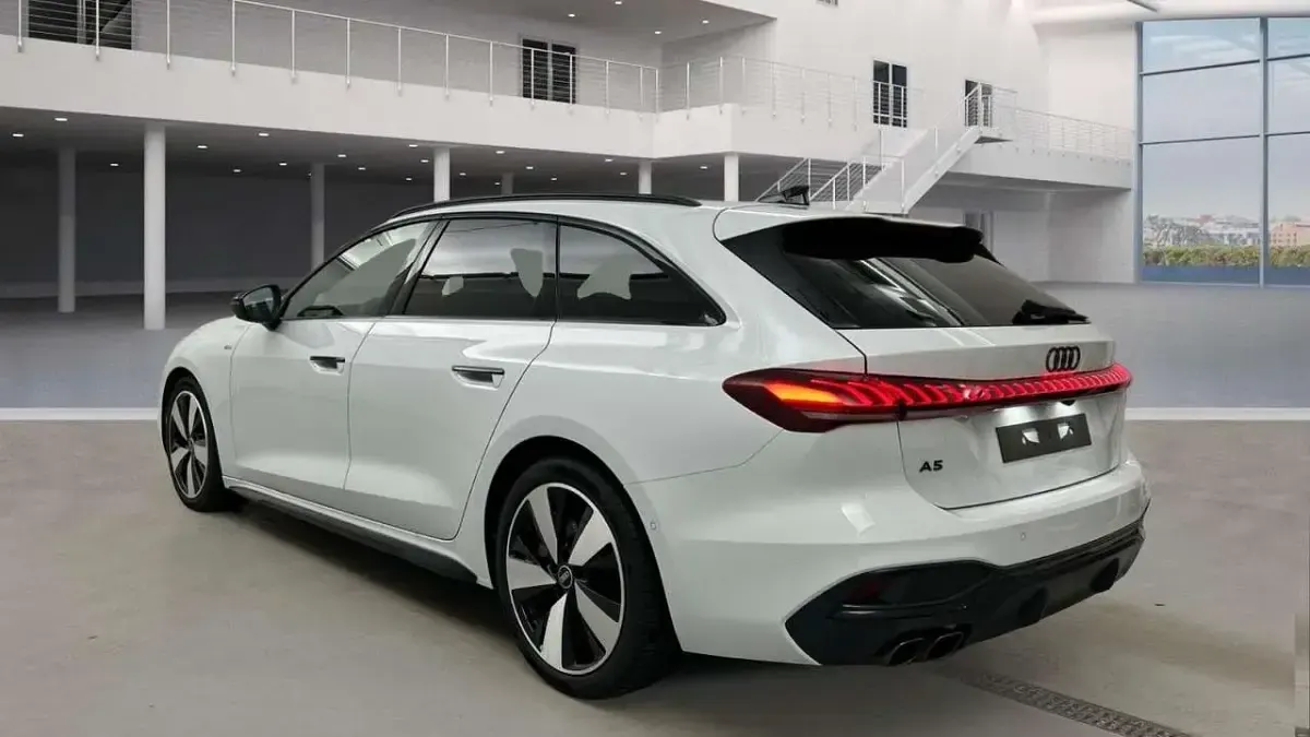Second-hand Audi A5 S-line plus 204 CP (150 kW) 2025 Alb Break