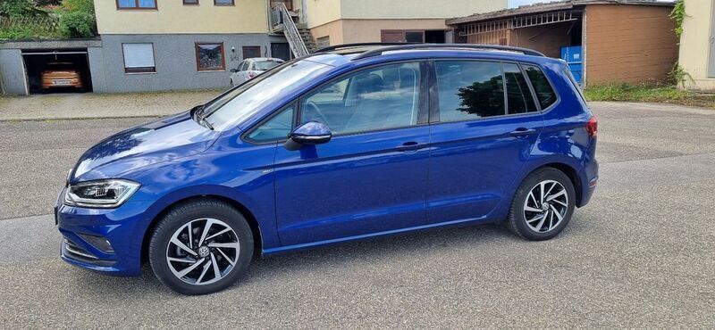 Blau Gebraucht 2018 VW Golf Sportsvan Join Van / Kleinbus | 20.999 € (Fairer Preis) - Bild 1/4