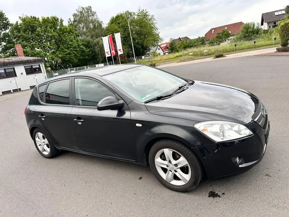 Gebraucht Kia Ceed 126 PS (92 kW) 2009 Schwarz Kleinwagen