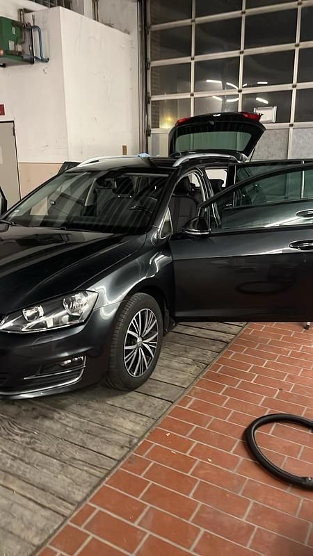 Grau Gebraucht 2017 VW Golf VII Allstar Kombi | 8.999 € (Fairer Preis) - Bild 1/4