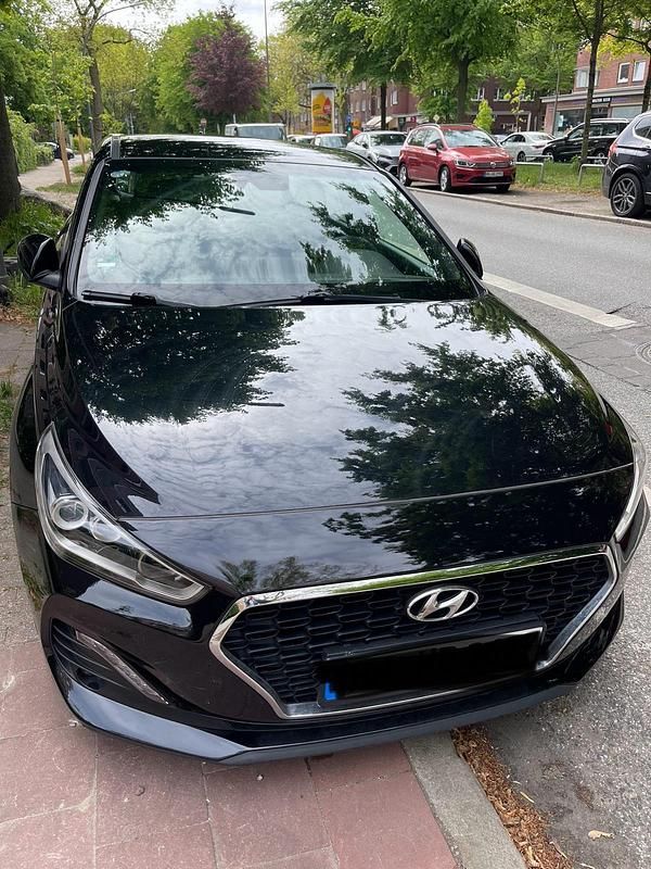 Schwarz Gebraucht 2019 Hyundai i30 Passion Plus Limousine | 14.900 € (Guter Preis) - Bild 1/4