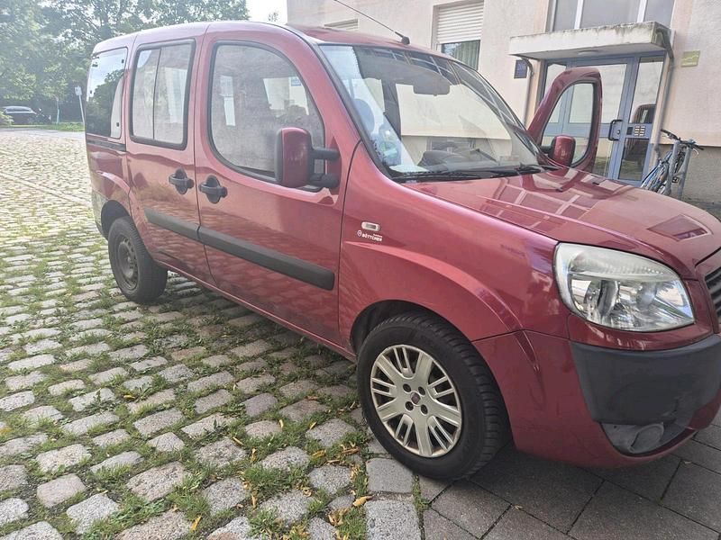 Rot Gebraucht 2008 Fiat Doblò Van / Kleinbus | 2.200 € (Guter Preis) - Bild 1/4