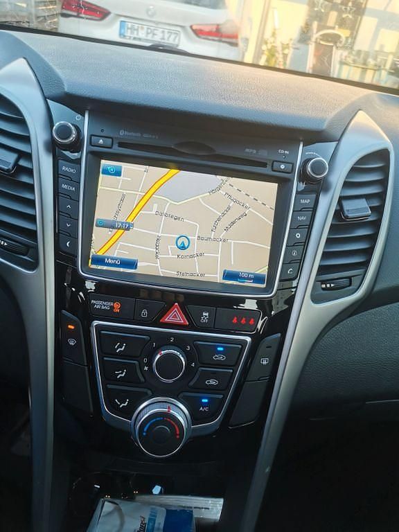 Gebraucht Hyundai i30 Style 99 PS (72 kW) 2013 Rot Limousine