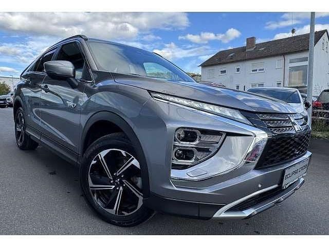 Platinumgrau (metallic) Gebraucht 2021 Mitsubishi Eclipse Cross Plus SUV | 23.390 € (Fairer Preis) - Bild 1/4