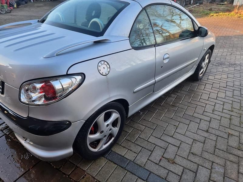 Gebraucht Peugeot 206 CC 100 PS (73 kW) 2006 Silber Cabrio
