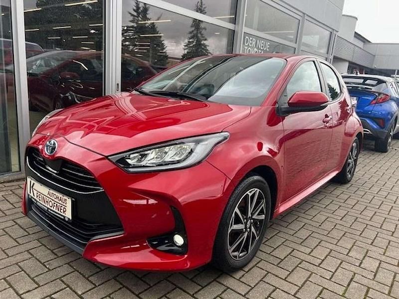 Karminarot met. Gebraucht 2022 Toyota Yaris Hybrid Comfort Limousine | 17.250 € (Fairer Preis) - Bild 1/4