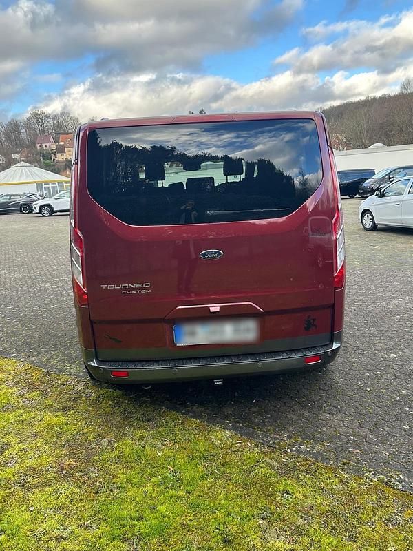 Gebraucht Ford Tourneo 185 PS (136 kW) 2021 Rot Van / Kleinbus