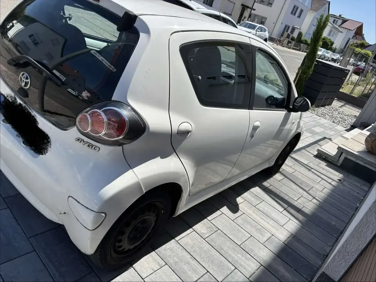 Gebraucht Toyota Aygo 68 PS (50 kW) 2009 Weiß Kleinwagen