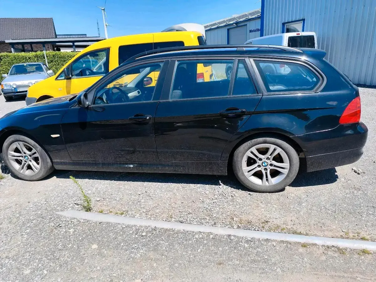 Gebraucht BMW 318 143 PS (105 kW) 2010 Schwarz Kombi