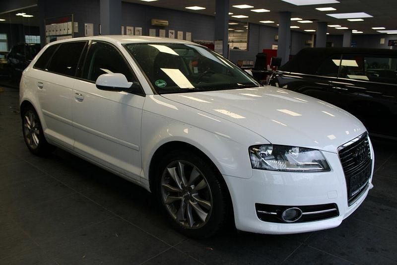 Weiß Gebraucht 2012 Audi A3 Sportback Ambition Limousine | 10.980 € (Fairer Preis) - Bild 1/4