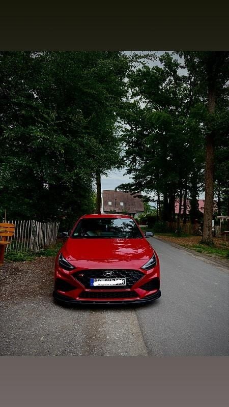 Rot Gebraucht 2023 Hyundai i30 Limousine | 28.500 € (Fairer Preis) - Bild 1/4