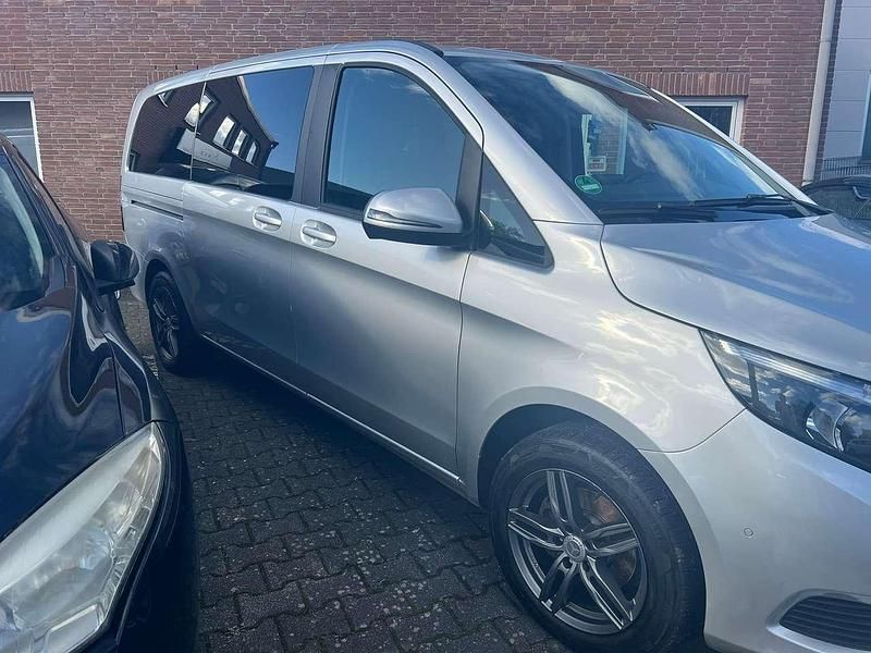 Gebraucht Mercedes V220 163 PS (119 kW) 2018 Silber Van / Kleinbus