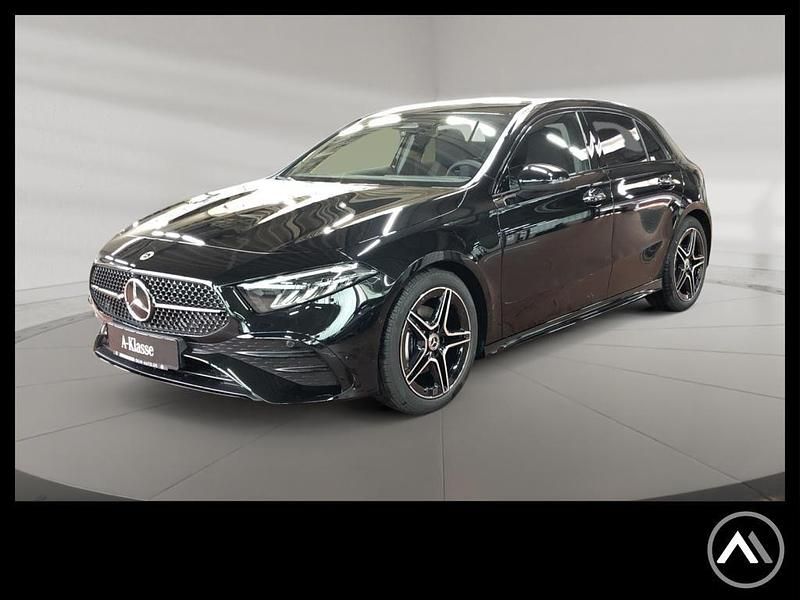 Schwarz metalliclack kosmossch Gebraucht 2024 Mercedes A180 AMG Limousine | 31.789 € (Fairer Preis) - Bild 1/4