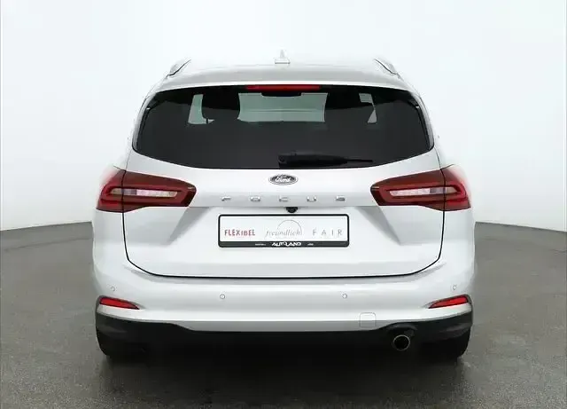 Używany Ford Focus Titanium X 120 KM (88 kW) 2023 Srebrny Sedan/Limuzyna