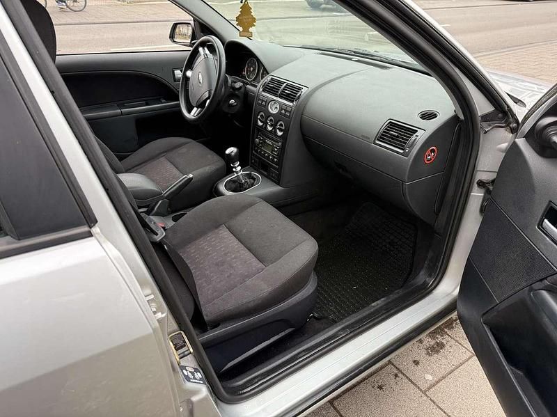 Używany Ford Mondeo Ambiente 110 KM (80 kW) 2002 Srebrny Kombi