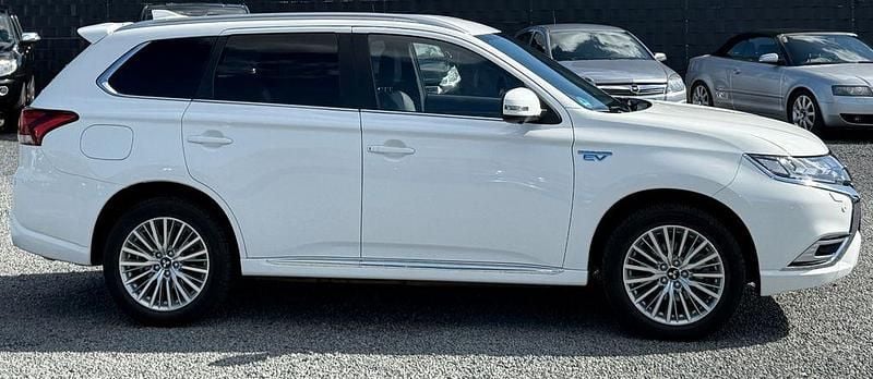 Weiß Gebraucht 2019 Mitsubishi Outlander P-HEV Edition SUV | 16.900 € (Guter Preis) - Bild 1/4