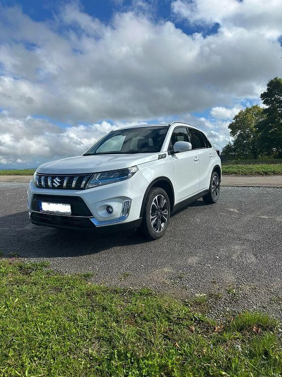 Weiß Gebraucht 2021 Suzuki Vitara Comfort+ SUV | 19.400 € (Fairer Preis) - Bild 1/4