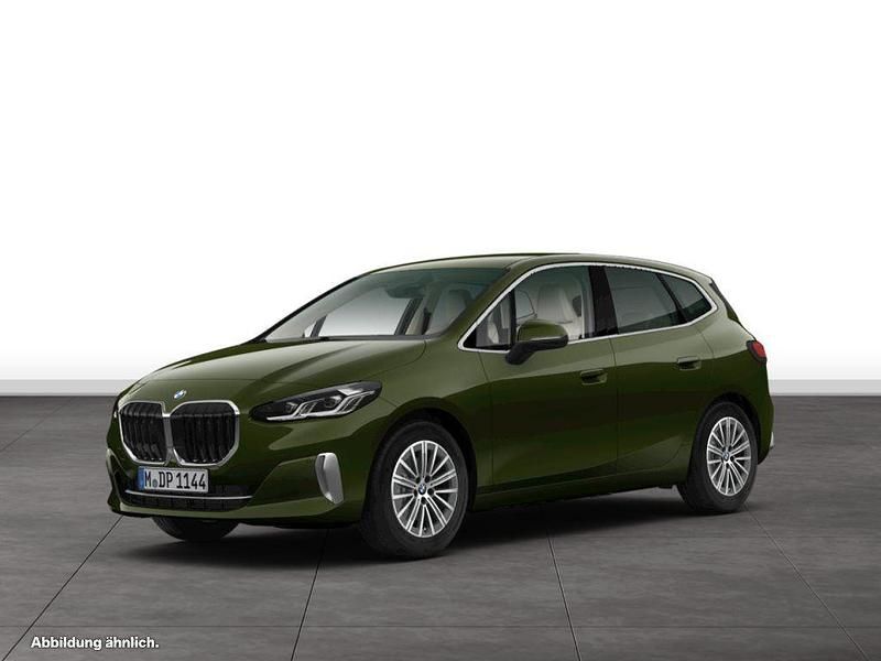 Sanremo green metallic Gebraucht 2025 BMW 220 Active Tourer Luxury Line Van / Kleinbus | 34.724 € (Fairer Preis) - Bild 1/4