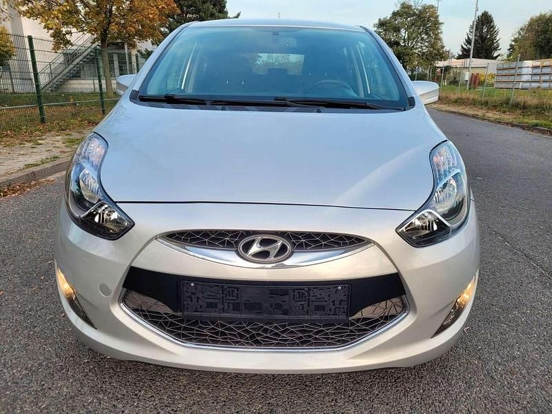 Silber Gebraucht 2011 Hyundai ix20 Van / Kleinbus | 4.000 € (Superpreis) - Bild 1/4
