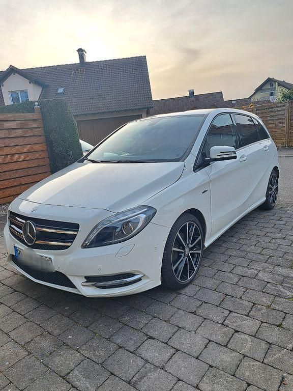Gebraucht Mercedes B180 122 PS (89 kW) 2012 Weiß Van / Kleinbus
