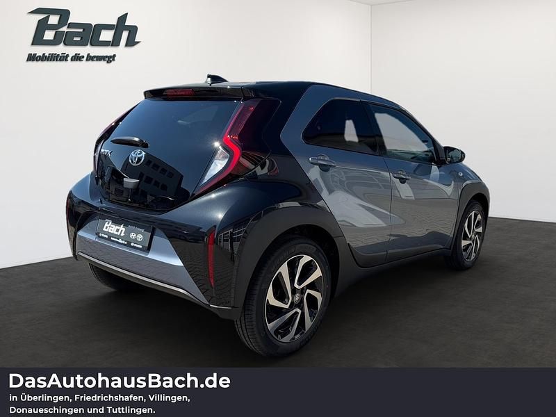 Neu Toyota Aygo X Play 72 PS (52 kW) 2025 Celestite grey / schwarz SUV
