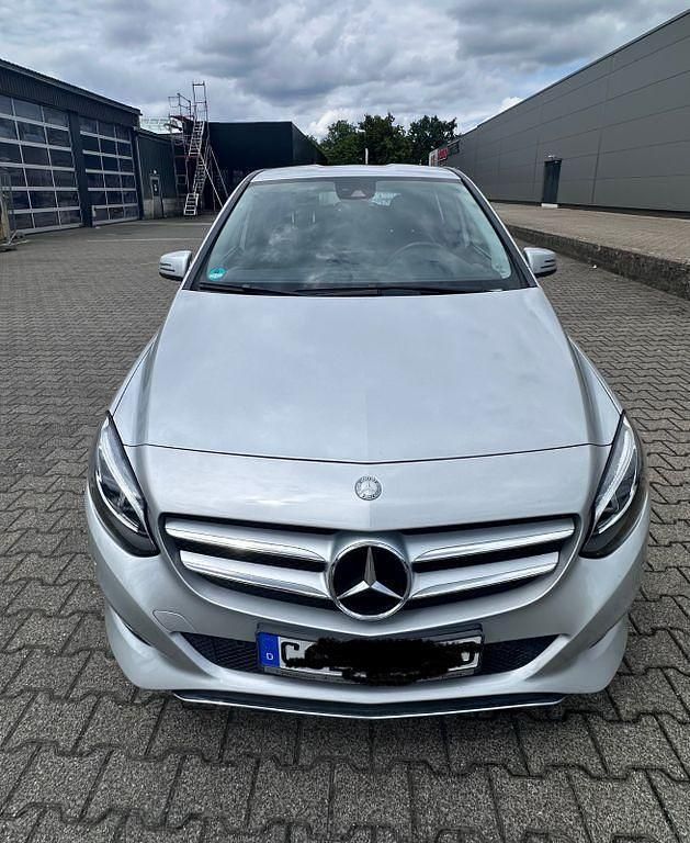 Silber Gebraucht 2016 Mercedes B200 Urban Van / Kleinbus | 16.500 € (Fairer Preis) - Bild 1/4