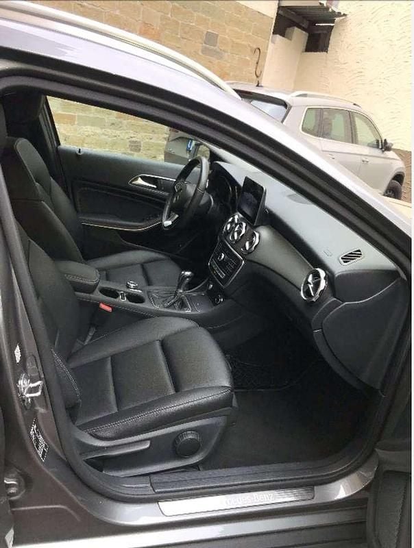 Gebraucht Mercedes GLA200 Urban 156 PS (114 kW) 2018 Grau SUV
