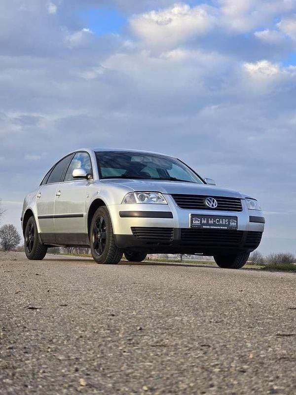 Blau Gebraucht 2002 VW Passat Trendline Limousine | 3.999 € (Etwas zu teuer) - Bild 1/4