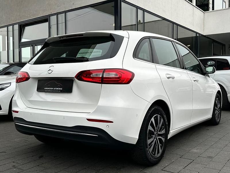 Gebraucht Mercedes B200 150 PS (110 kW) 2022 Weiß Van / Kleinbus