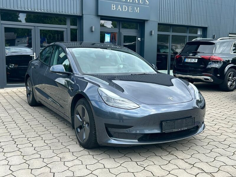 Grau Gebraucht 2022 Tesla Model 3 Limousine | 25.990 € (Fairer Preis) - Bild 1/4