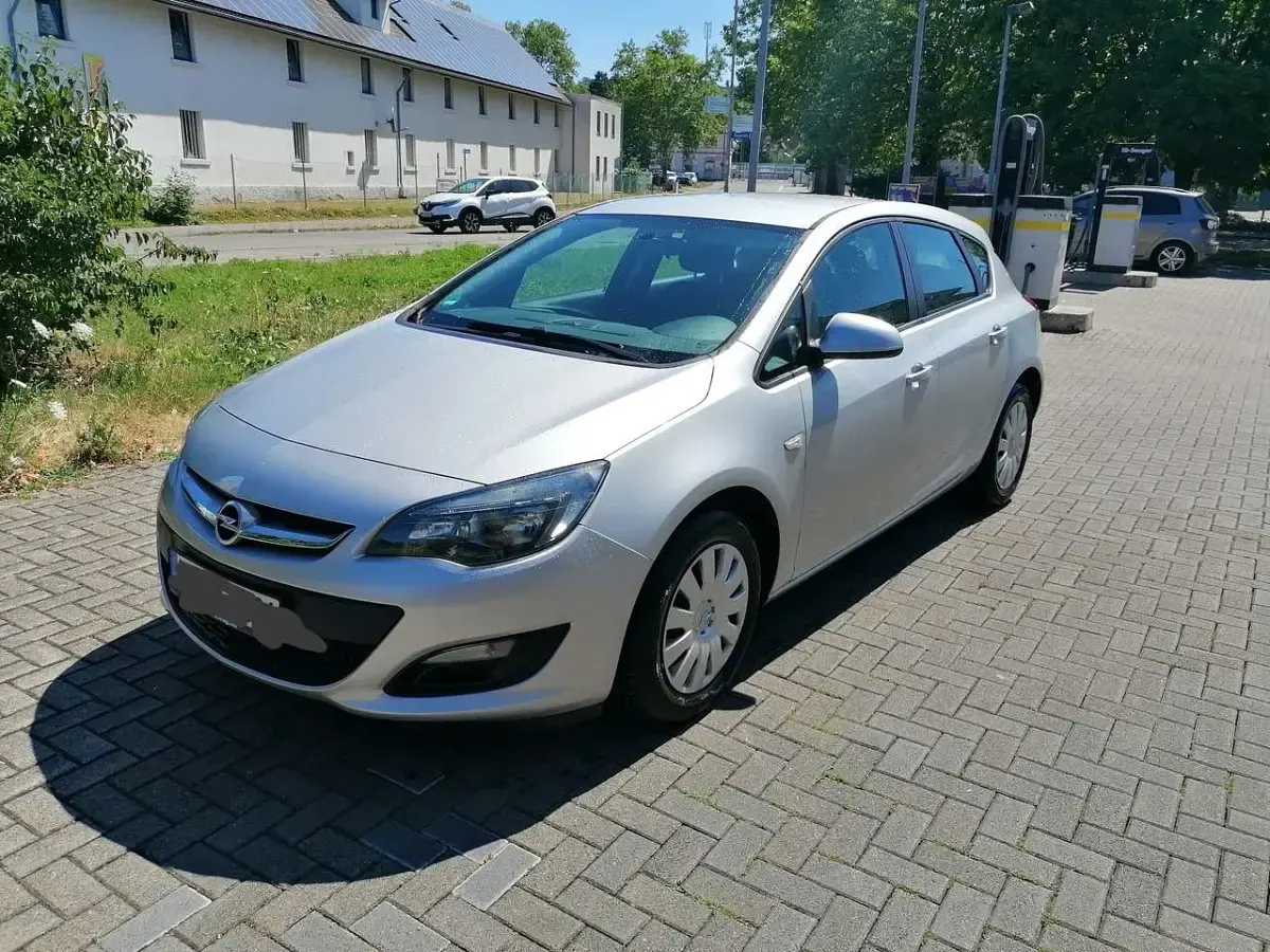 Gebraucht Opel Astra Edition 101 PS (74 kW) 2013 Grau Kleinwagen