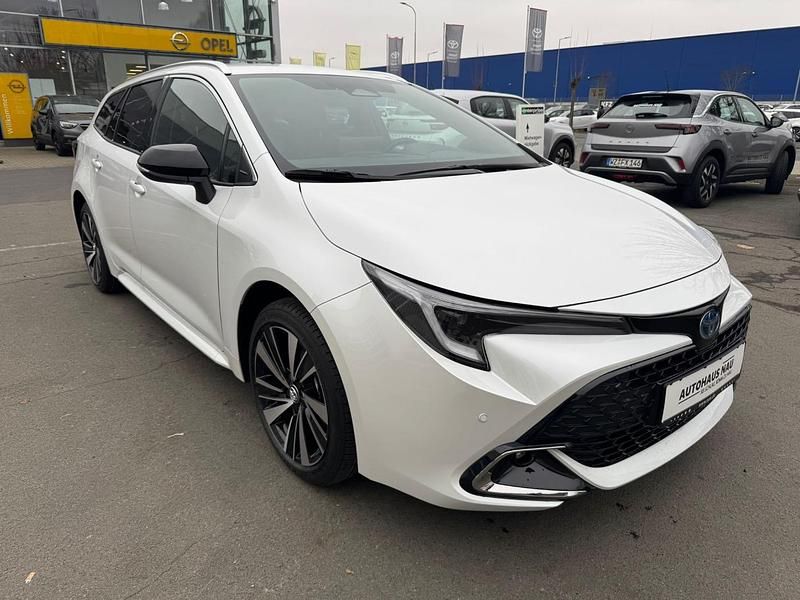 Neu Toyota Corolla 178 PS (130 kW) 2025 Platinum white pearl mc. Kombi