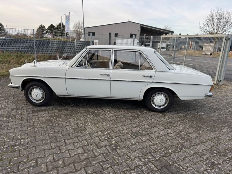Weiß Gebraucht 1968 Mercedes 200/8 Limousine | 19.950 € - Bild 1/4